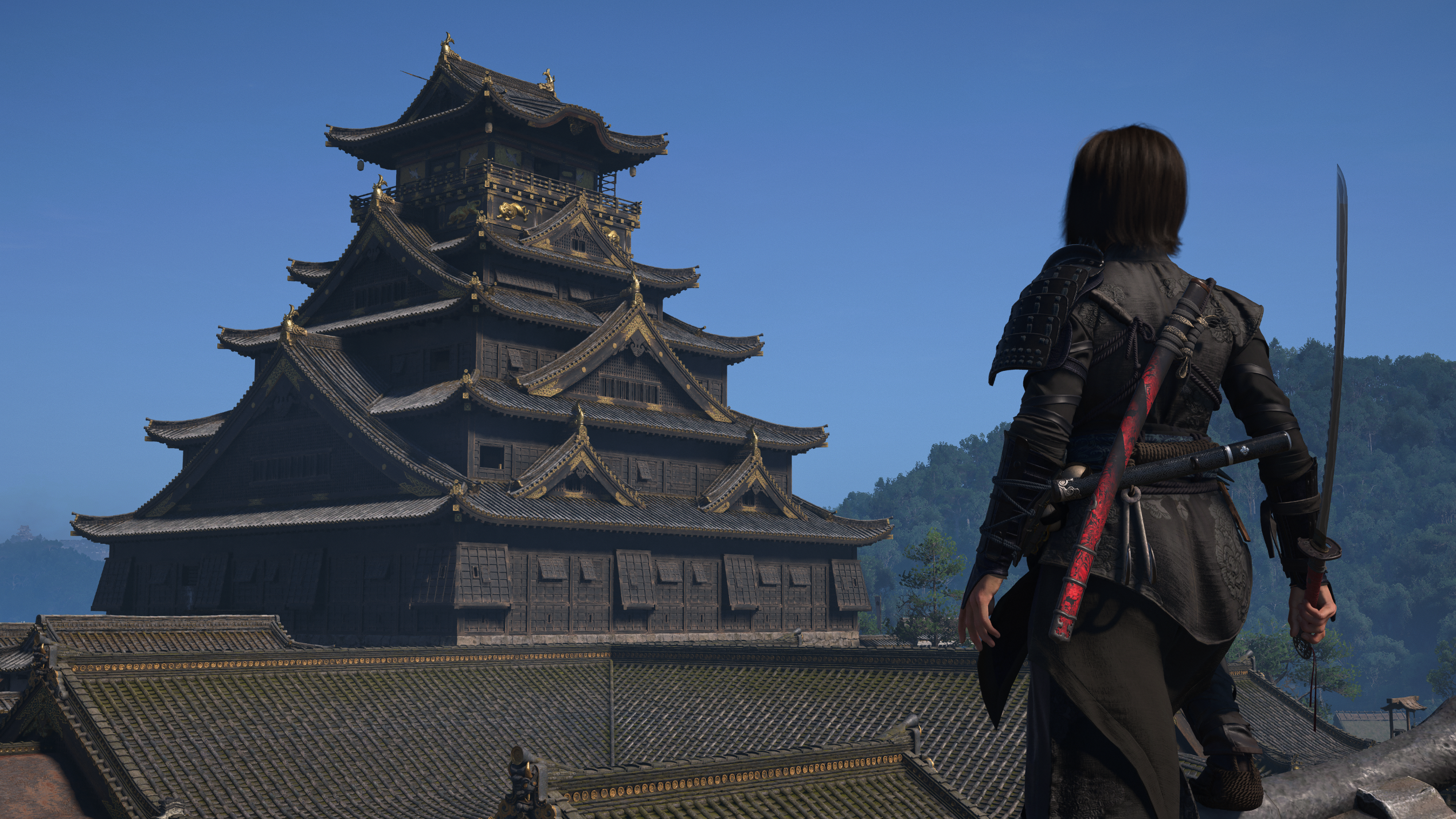 A lone assassin surveys a grand Japanese castle from the rooftops in Assassin’s Creed Shadows, preparing for a stealthy approach